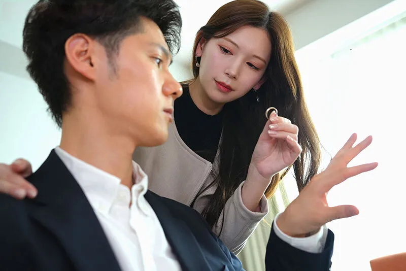 Bà xã đi đi chơi, gã chồng ở nhà bị nhỏ em cô vợ gạ làm tình không trượt phát nào